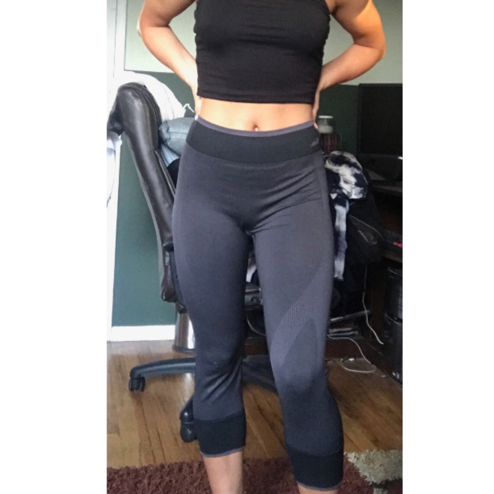 Grey spandex leggings, cropped leg, size medium
